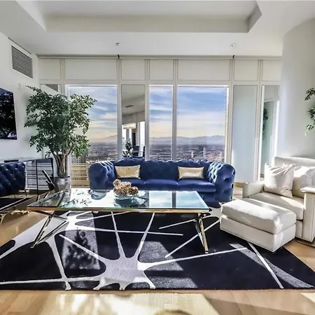 Elegant Corner 2 Bedroom Condo With Floor To Ceiling Windows